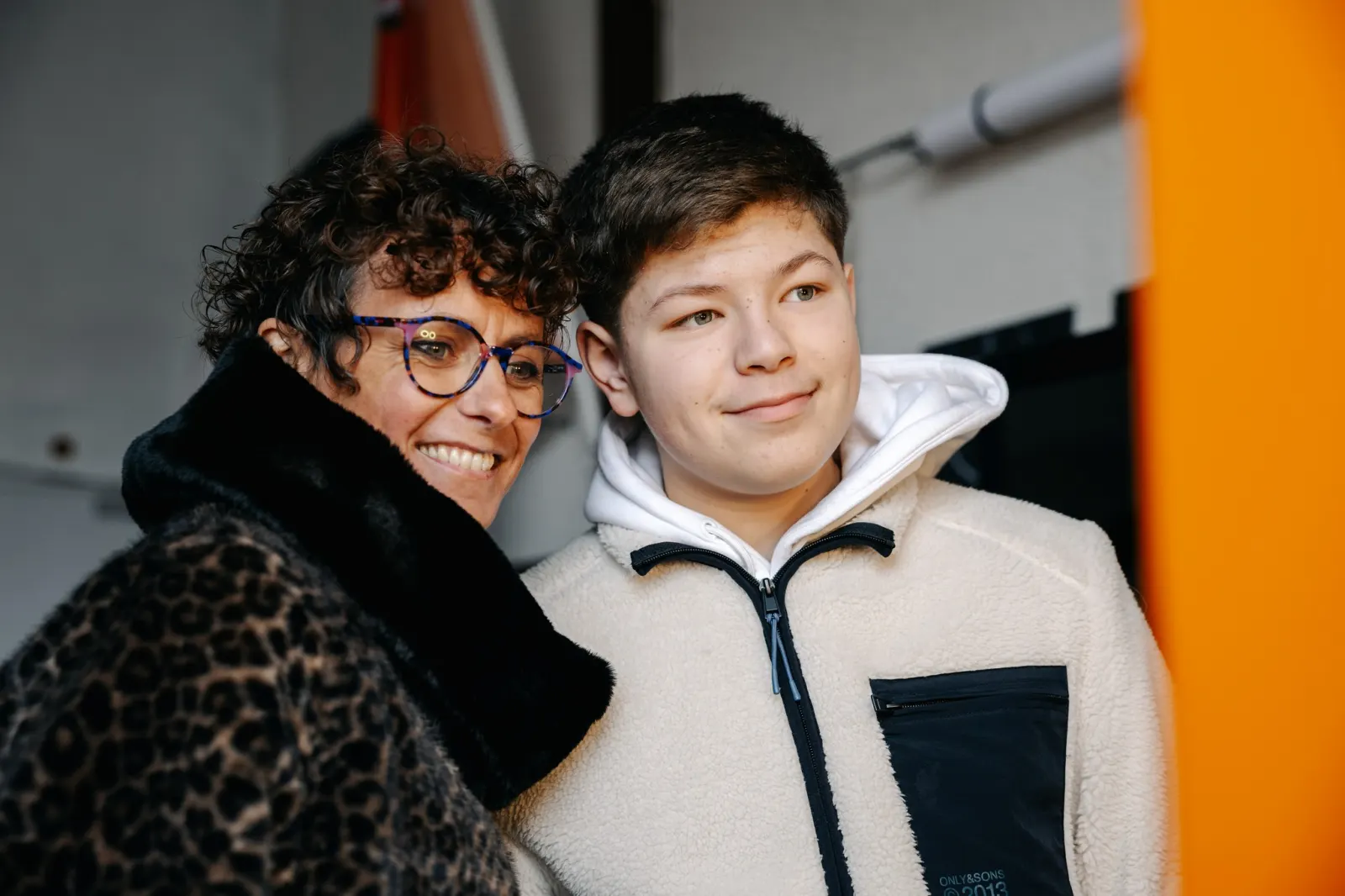 Une mère et son fils sourient devant le photobooth ClickClickbox