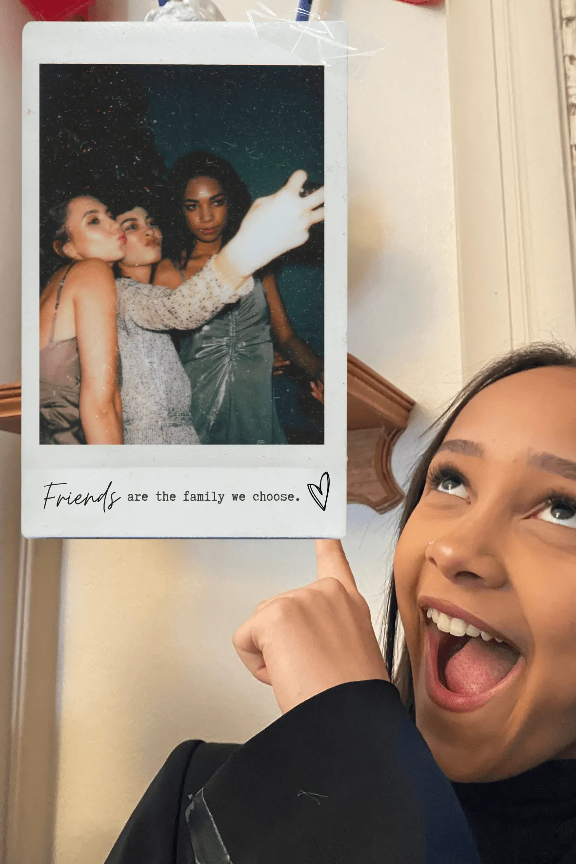 Une invitée montre son tirage photo personnalisé lors d’un anniversaire